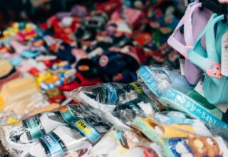 在庫処分品はどこへ行く？流通の裏側と仕入れ販売戦略